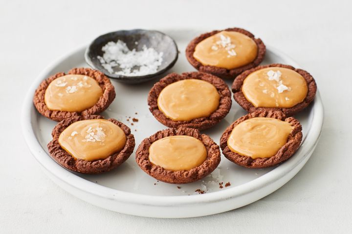 3-ingredient-salted-caramel-cookie-cups-135438-1