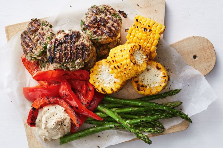 healthy-feta-and-mint-beef-patties-with-griled-vegies-and-hummus-153704-2