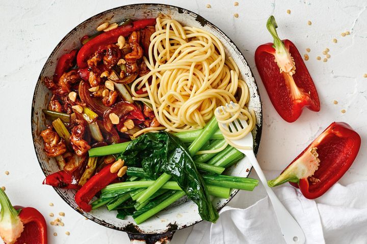 kung-pao-spaghetti-with-prawns_1980x1320_v2-140403-1