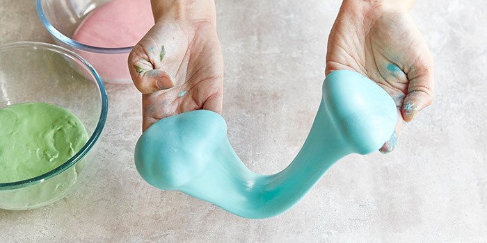 slime_without_borax_being_stretched_between_hands700x350-e182584