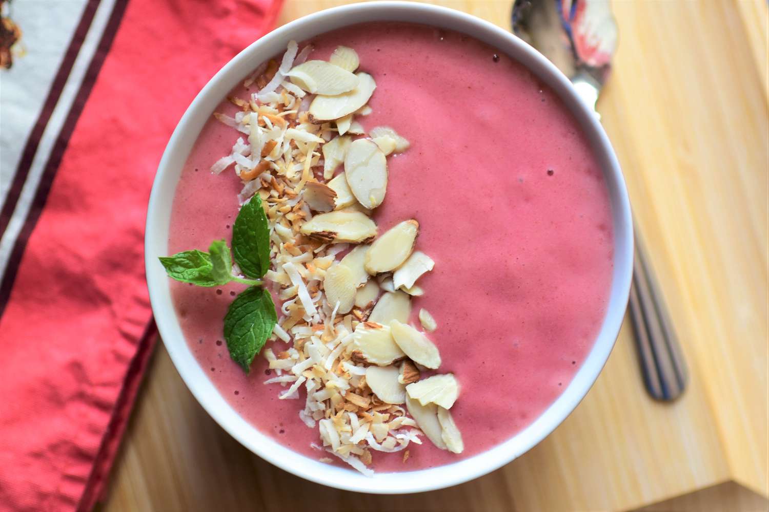 Strawberry Smoothie Bowl with Almondmilk Recipe