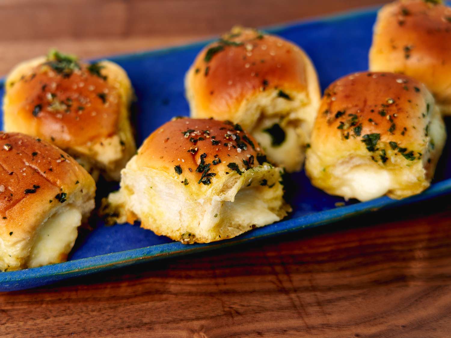 Cheesy Stuffed Garlic Hawaiian Rolls Recipe