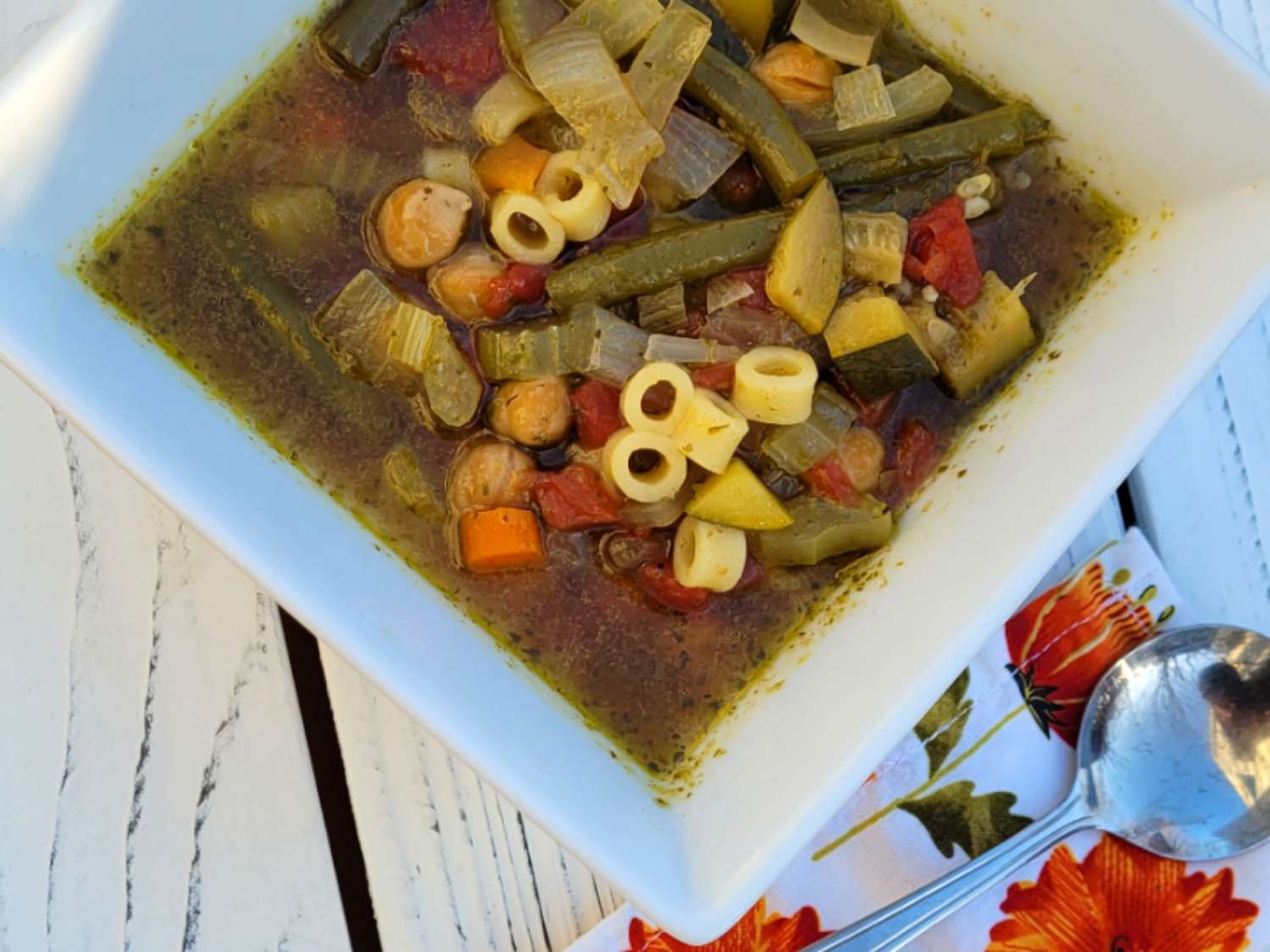 Easy Slow Cooker Vegetarian Minestrone Recipe