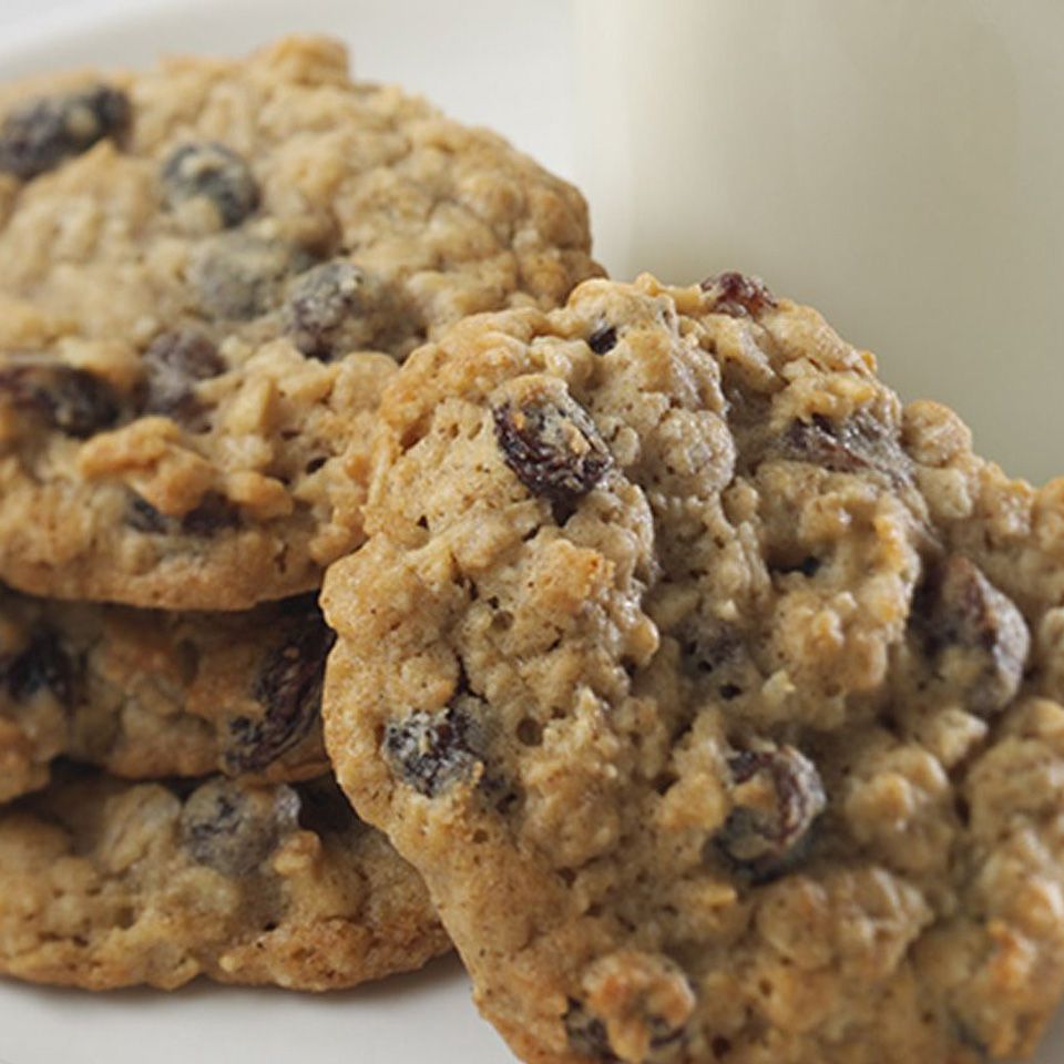 Crispy and Chewy Oatmeal Raisin Cookies Recipe